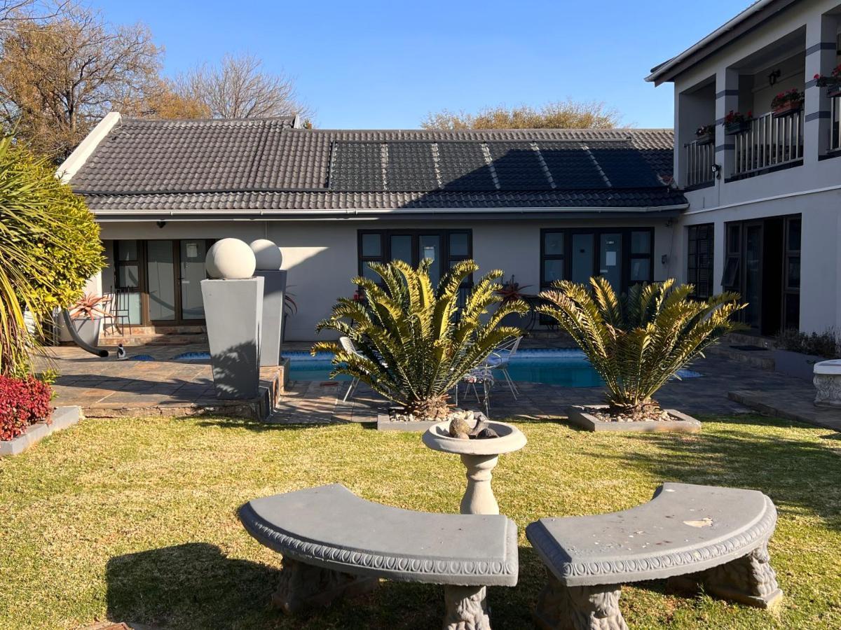 2 Op Terblanche Guesthouse Boksburg Buitenkant foto