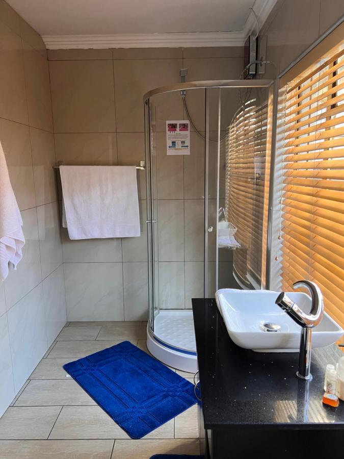 2 Op Terblanche Guesthouse Boksburg Buitenkant foto
